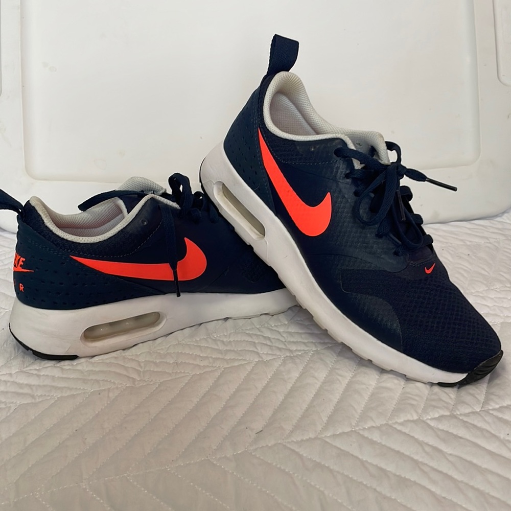 Nike women’s Tavas size 8
